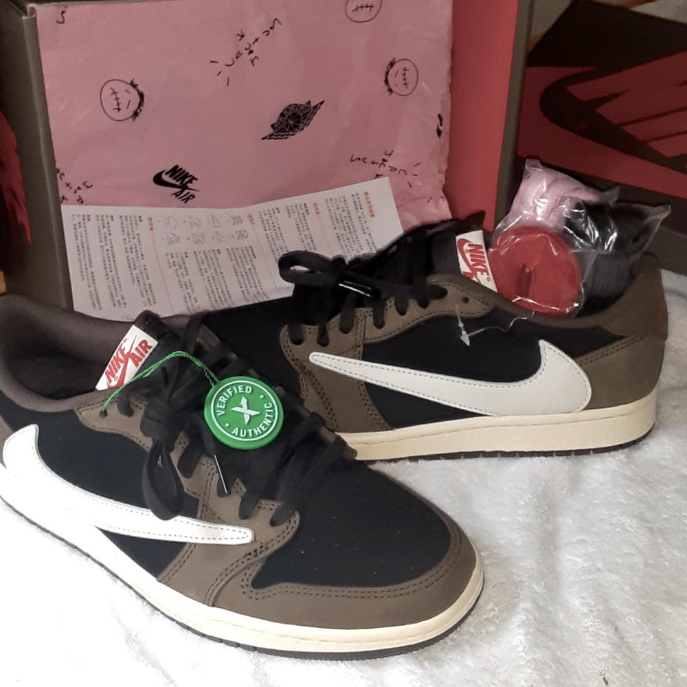 Nike air jordon 1 Travis Scott cactus jack low skate retro . New never worn .
